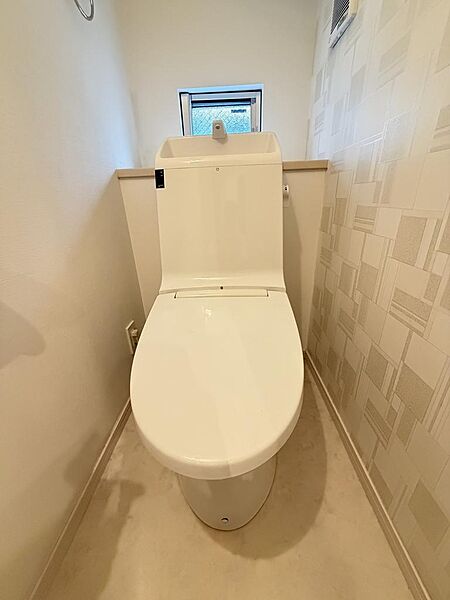 お掃除の手間を省いてくれる便利機能が搭載された温水洗浄便座。