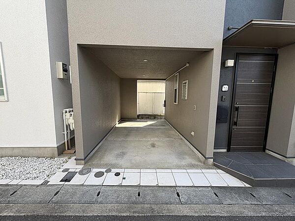 雨や風にさらされることなく簡単に乗り降りできる車庫付き。EV充電設備も完備されてます。