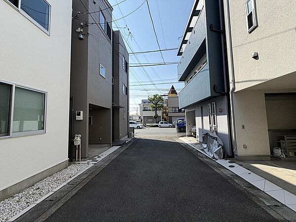 北側約4.5m私道・西側約22mに面した角地につき、採光・通風良好で開放感がございます。