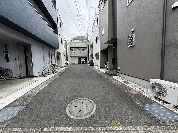 北側前面道路は幅員約4.5メートル。お車の出し入れもラクラクです。