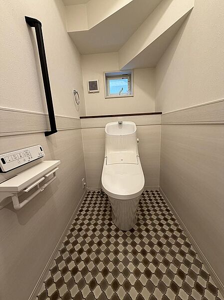 おしゃれに施された落ち着く個室、温水洗浄便座のトイレです。