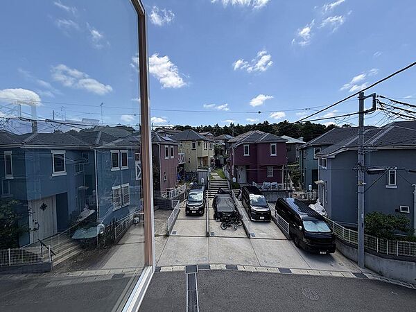 2階より、東側前面道路の眺望となります。
