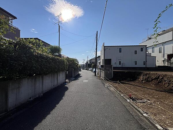 周辺は落ち着いた住宅地となっており住環境良好です。車通りの少ない道路に面し、静かで快適な暮らしを叶えます。（2026年7月撮影）