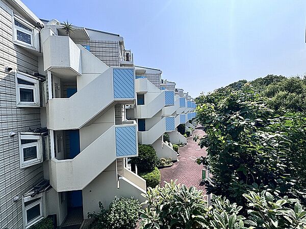 南向きの設計と高台の立地により、窓からの見晴らしや陽あたりを得られやすいのが特徴です。