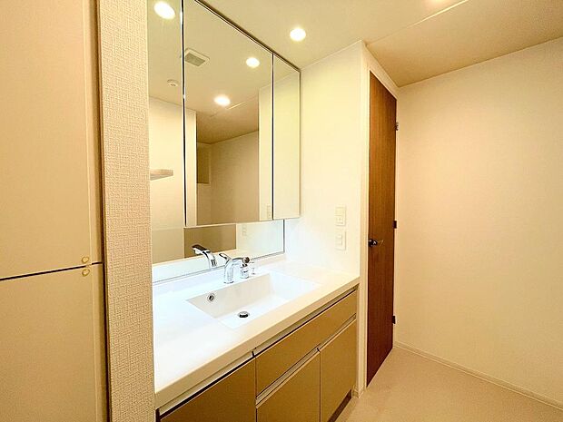 明るく、大きな鏡がついた洗面台は、収納力もあり便利です。