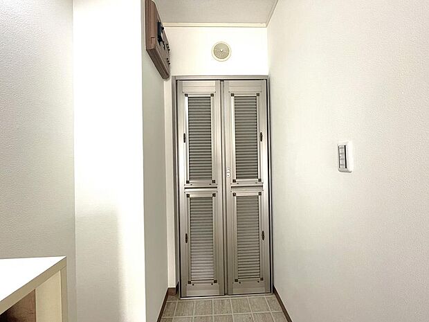 玄関には、鍵もかけられるルーバー式玄関網戸がついており、空気の入れ替えにも便利です。