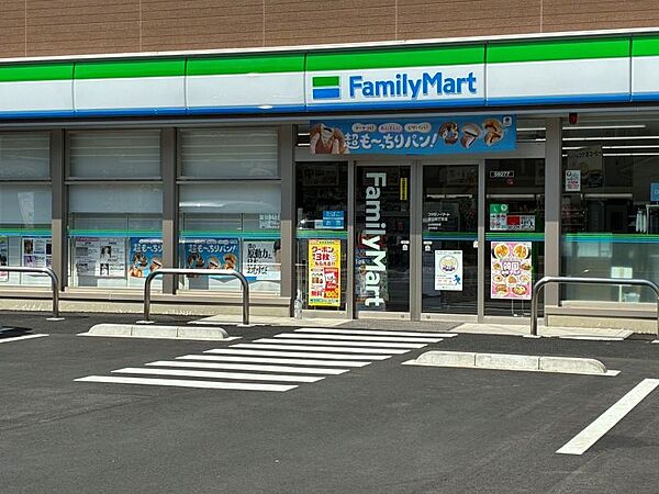 ファミリーマート 足立四丁目店（100m）
