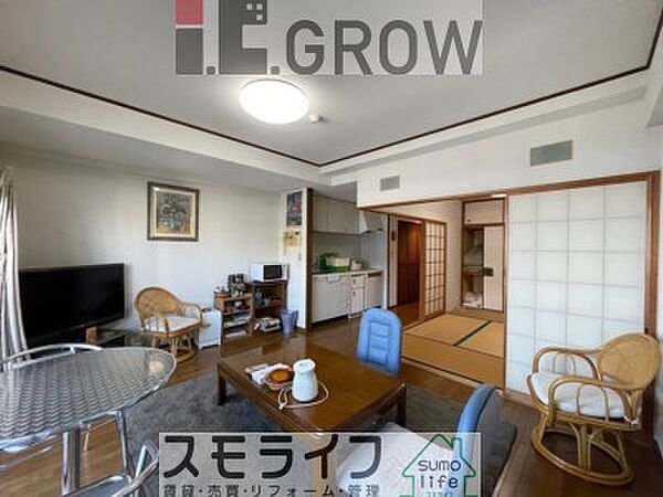 日中は明るく開放感のある住空間です。