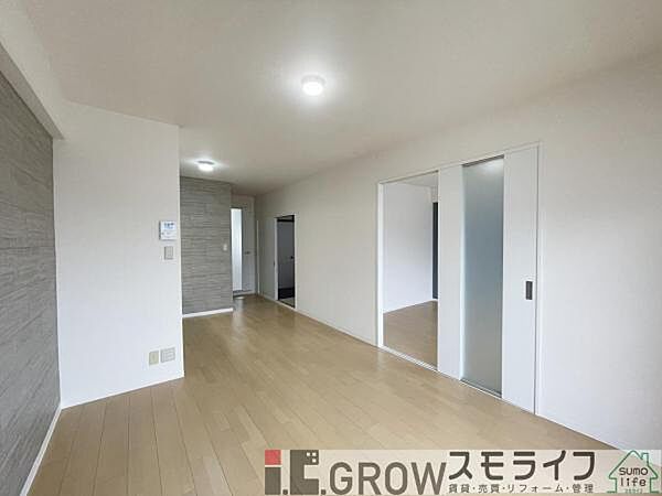 陽光がたっぷり差し込む明るいリビングです。