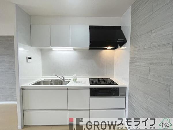 システムキッチン採用で快適な調理空間です。