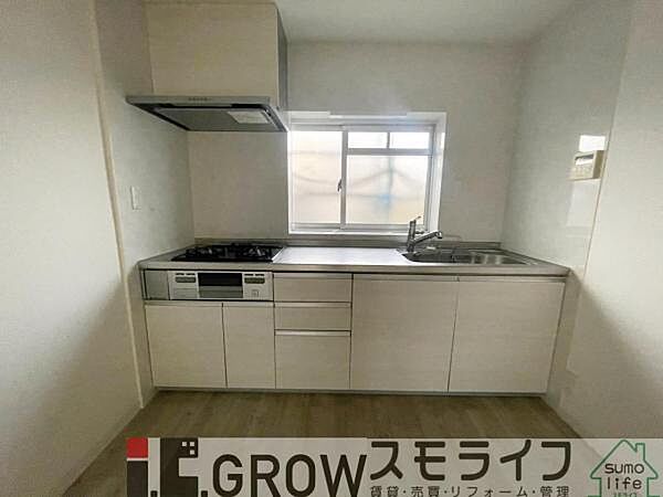 使い勝手の良い3口ガスコンロ付きキッチン。