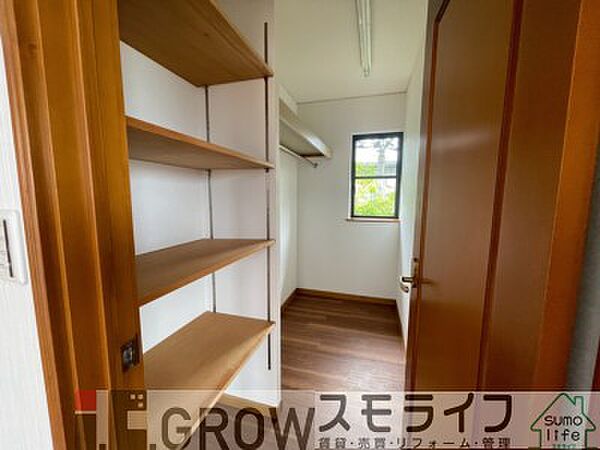 大容量のWICで衣類もすっきり収納できます。
