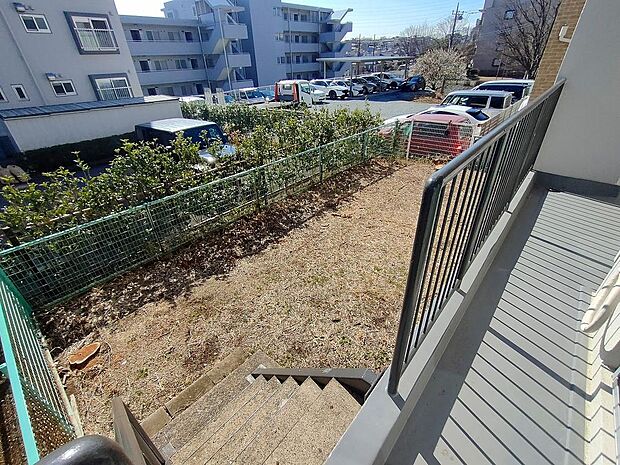 約４０平米の専用庭付きです。お庭の向こうは同マンションB棟の駐車場ですので、何か建築される心配もありません。