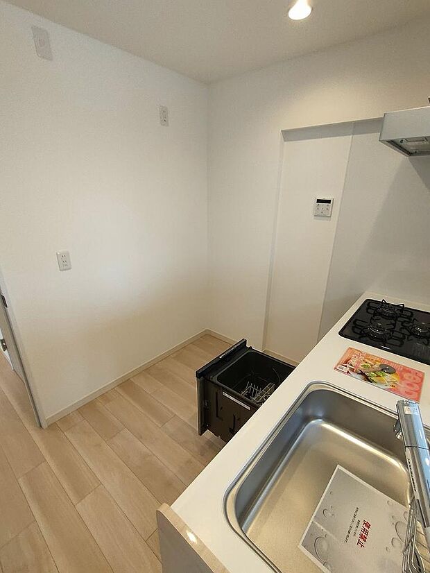 キッチンの背面にもスペースを確保しており、冷蔵庫や食器棚も配置しやすい造りです。
