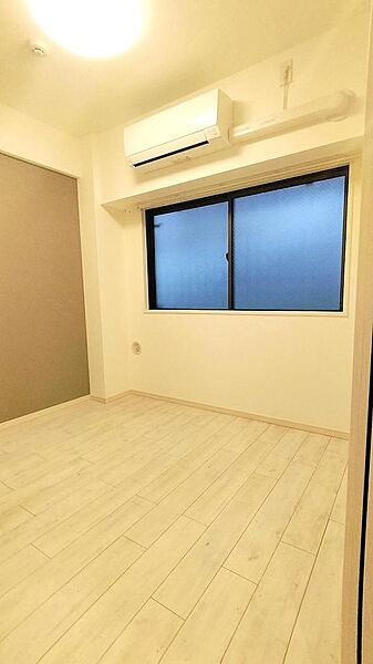 玄関入ってすぐの約３．６帖の洋室です。