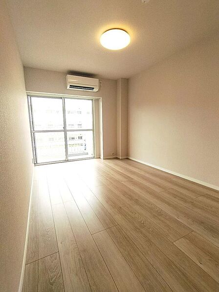 リビング横の約7.2帖の洋室です。南向きの明るいお部屋です。