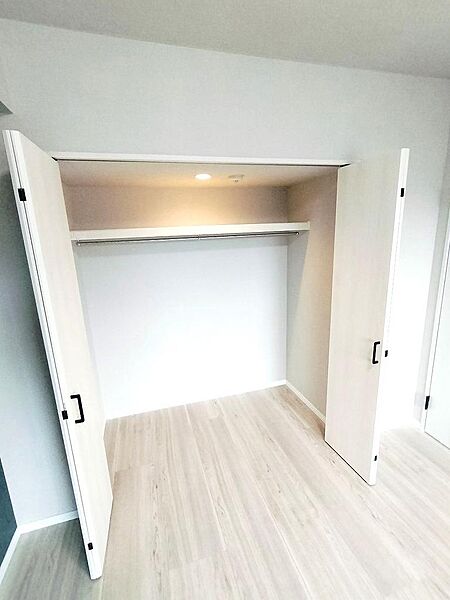 照明付きの収納がしっかりと完備されています。