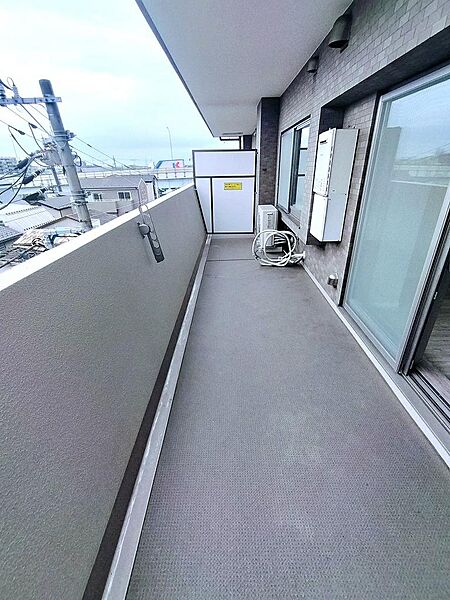 陽の差し込むバルコニー。お洗濯物も良く乾きそうです。