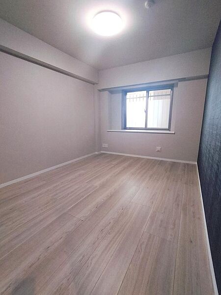 お隣の約８．１帖の洋室です。広さに余裕あるお部屋です。