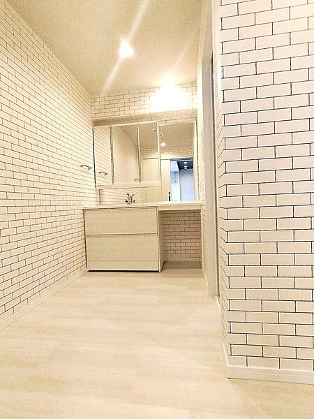 洗濯機防水パンも新規で交換済みです。上部に棚も設けられています。