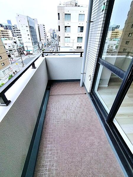 キッチンから出入りできるバルコニーです。様々な活用が出来そうです。