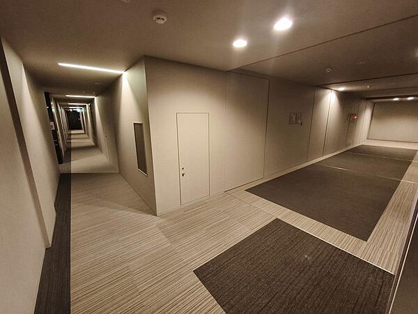 内廊下設計の共用部。ホテルのような高級感があります。