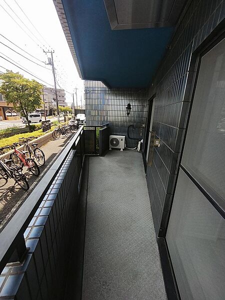 日の当たるバルコニー。お洗濯物も良く乾きそうです。