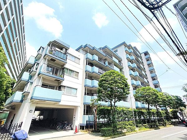 東西線「西葛西」駅から徒歩７分の立地に建つ、総戸数１１９戸の大規模マンションです。