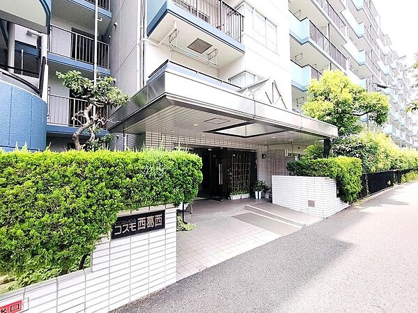 しっかりと整備された歩道に面したマンションの入り口です。