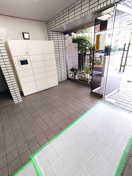 エントランスンには宅配ボックスも完備されています。