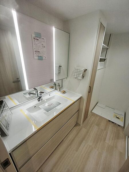 水廻りも全て新規交換済。洗面化粧台も新しくなっております。