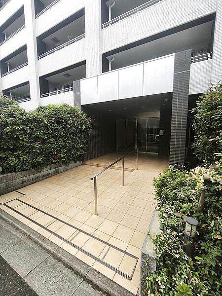 西川口駅から徒歩７分。2009年築のパークハウスです。専用駐車場、オートロック、宅配ボックスも完備しております。