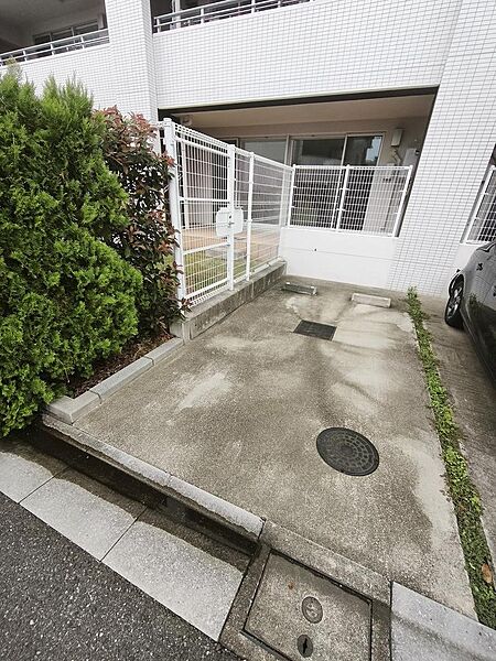 お庭から出ることもできる専用使用権付き駐車場。平置き自走式で、背の高い車でも駐車可能です。