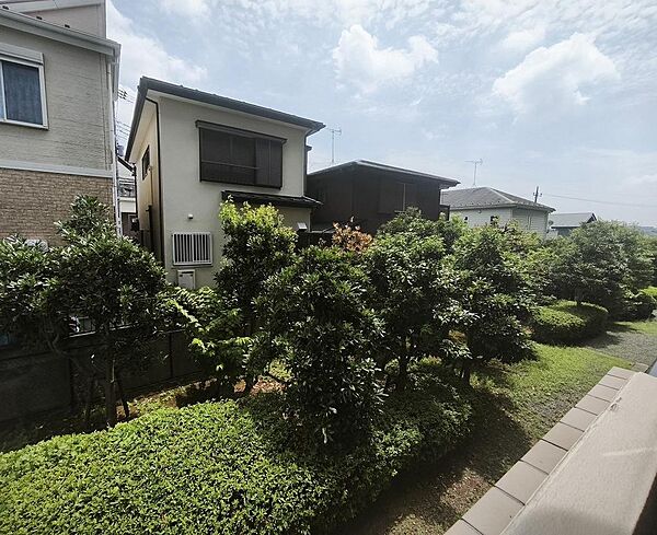 低層階ですが、バルコニー前面にはそれなりに空間がありますので開放感があります。