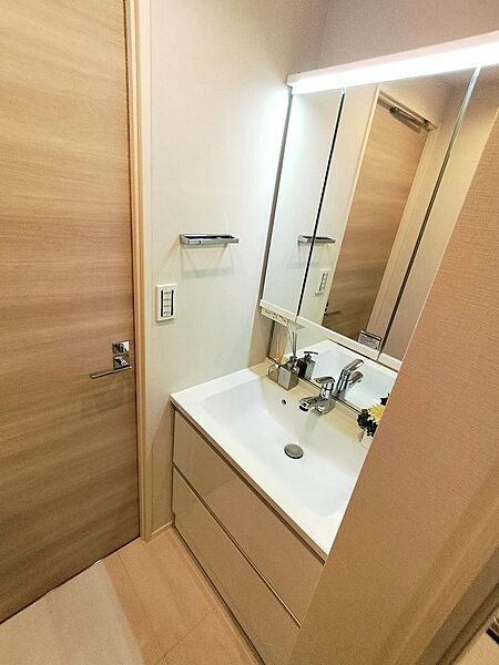 水廻りも全て新規交換しております。洗面化粧台も新しくなっております。