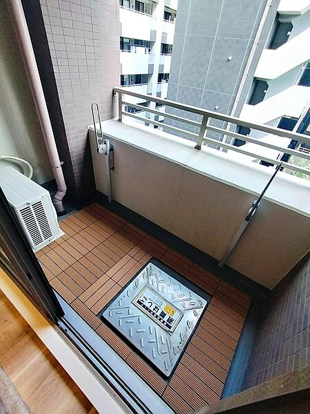 陽の差し込むバルコニー。お洗濯物も良く乾きそうです。