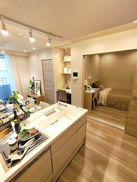 リビング横の居室は、開放すれば広いＬＤＫの一部としても使えそうな自由度の高い間取りです。