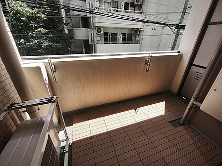 南向きで日の差し込むバルコニー。お洗濯物も良く乾きそうです。