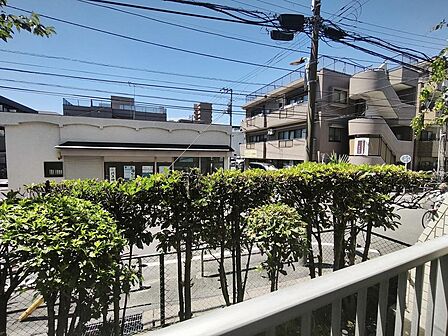 １階住戸ですが、前面が大きく開けているので圧迫感はありません。