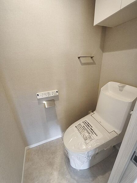 もちろんトイレも交換済です。ウォシュレットも完備しております。