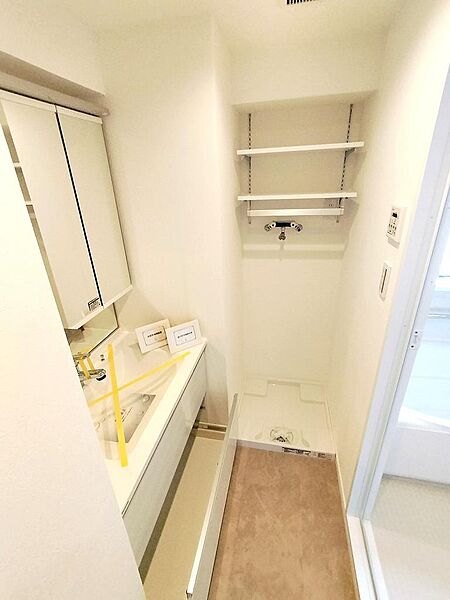 水廻りも全て新規交換しております。洗面化粧台も新しくなっております。洗濯機防止パンも新規交換済みです。