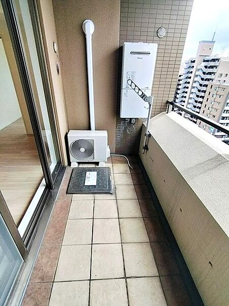 陽の差し込むバルコニー。お洗濯物も良く乾きそうです。