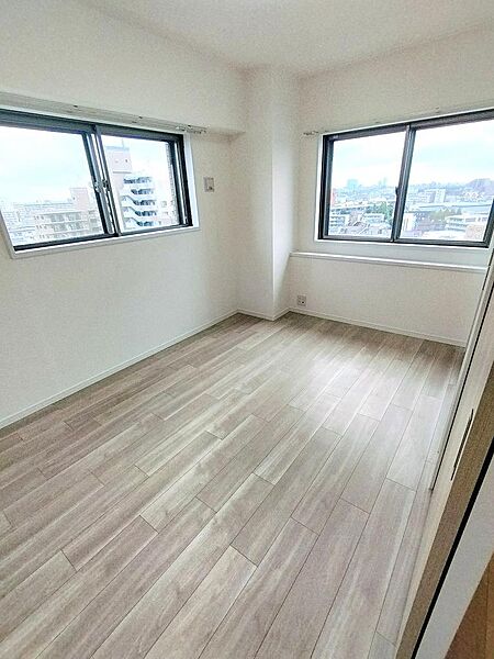 一番奥の約６．０帖の洋室です。２面開口で明るいお部屋です。