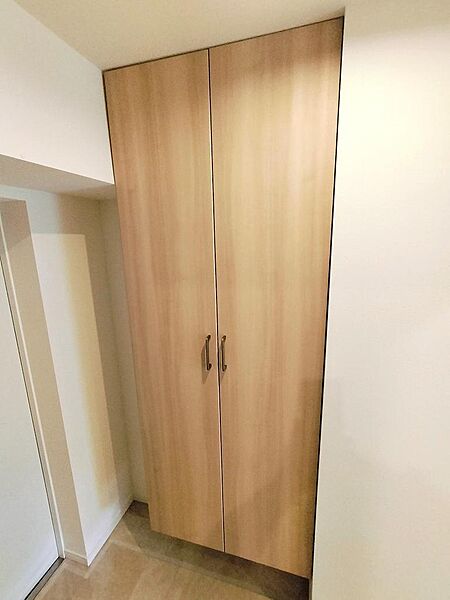玄関にはトールタイプの下足入れが完備されています。