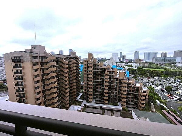 南向き最上階からの眺望です。遮るもののない景色をお部屋から楽しめます。