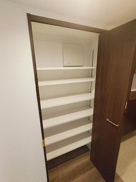 廊下部分にも収納を完備しています。