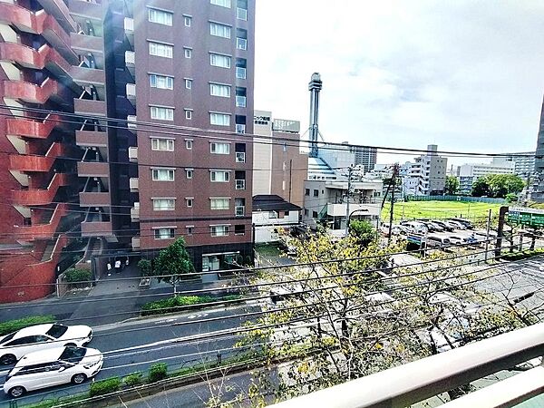 前面の建物とは道路を挟み距離もあるので、圧迫感の少ない眺めになっています。
