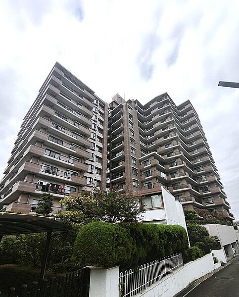 京王永山駅と小田急線の永山駅まで徒歩８分の好立地。２路線が無理なく使える距離感です。１９９３年築の新耐震マンションの８階で、室内は綺麗にリフォーム済。
