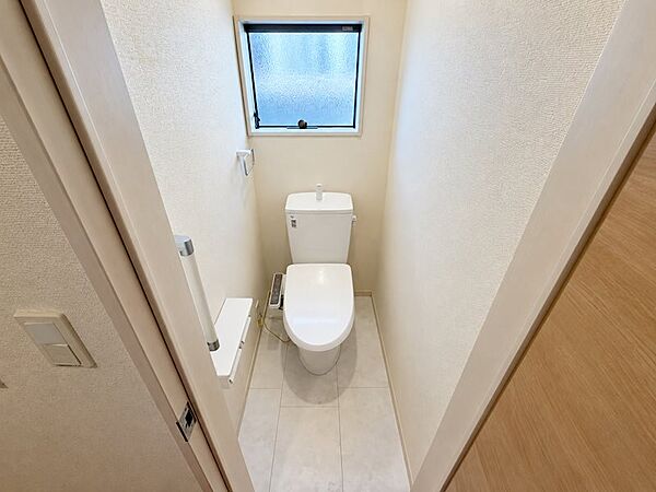 1F　トイレ　※AI加工により物を消しております。