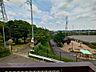 周辺：眺望良好、緑豊かな公園が見えます。
